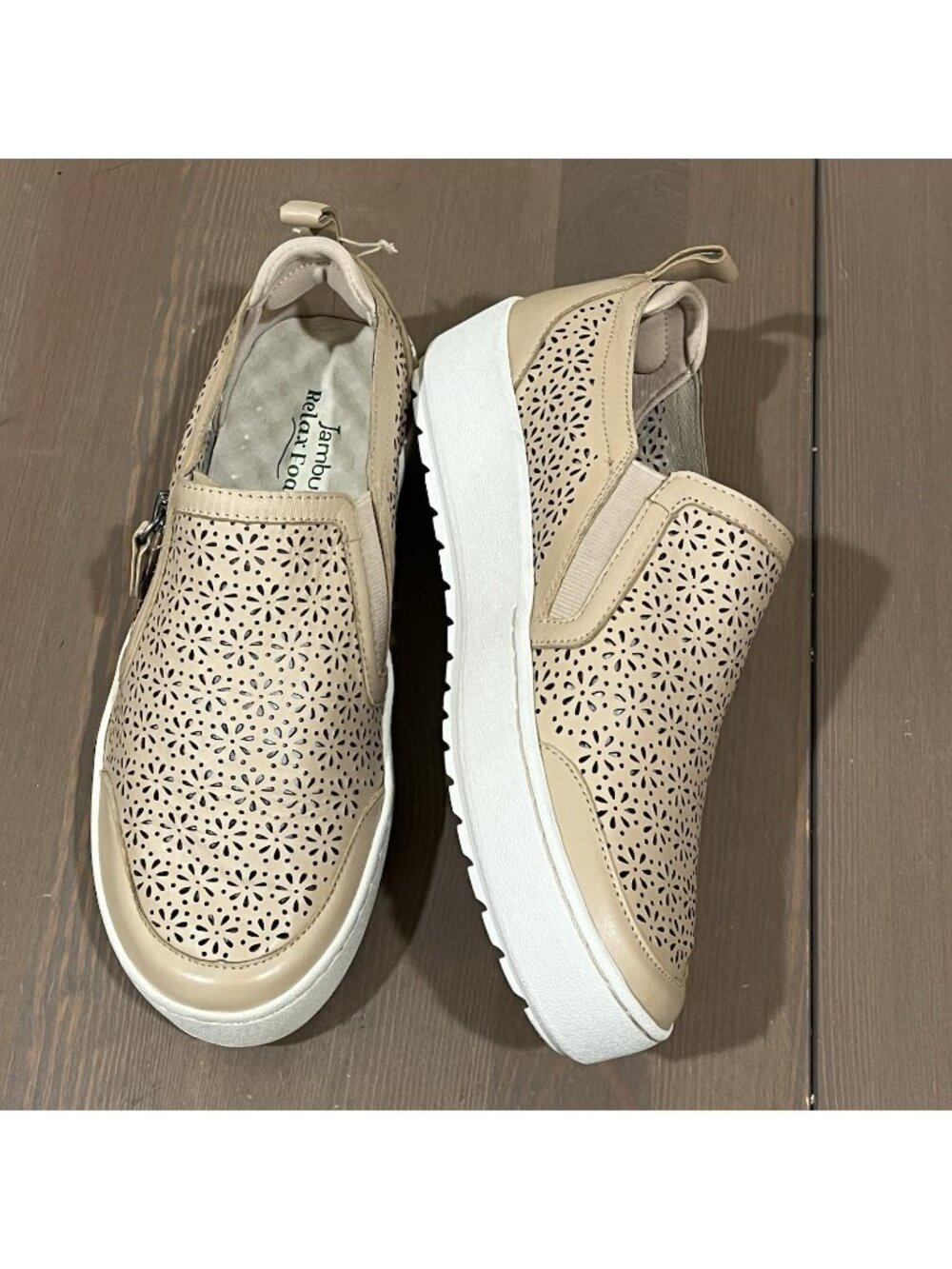 Jambu July Sneakers Size 6.5 Slip On Beige Leather Relax Foam Comfort Casual